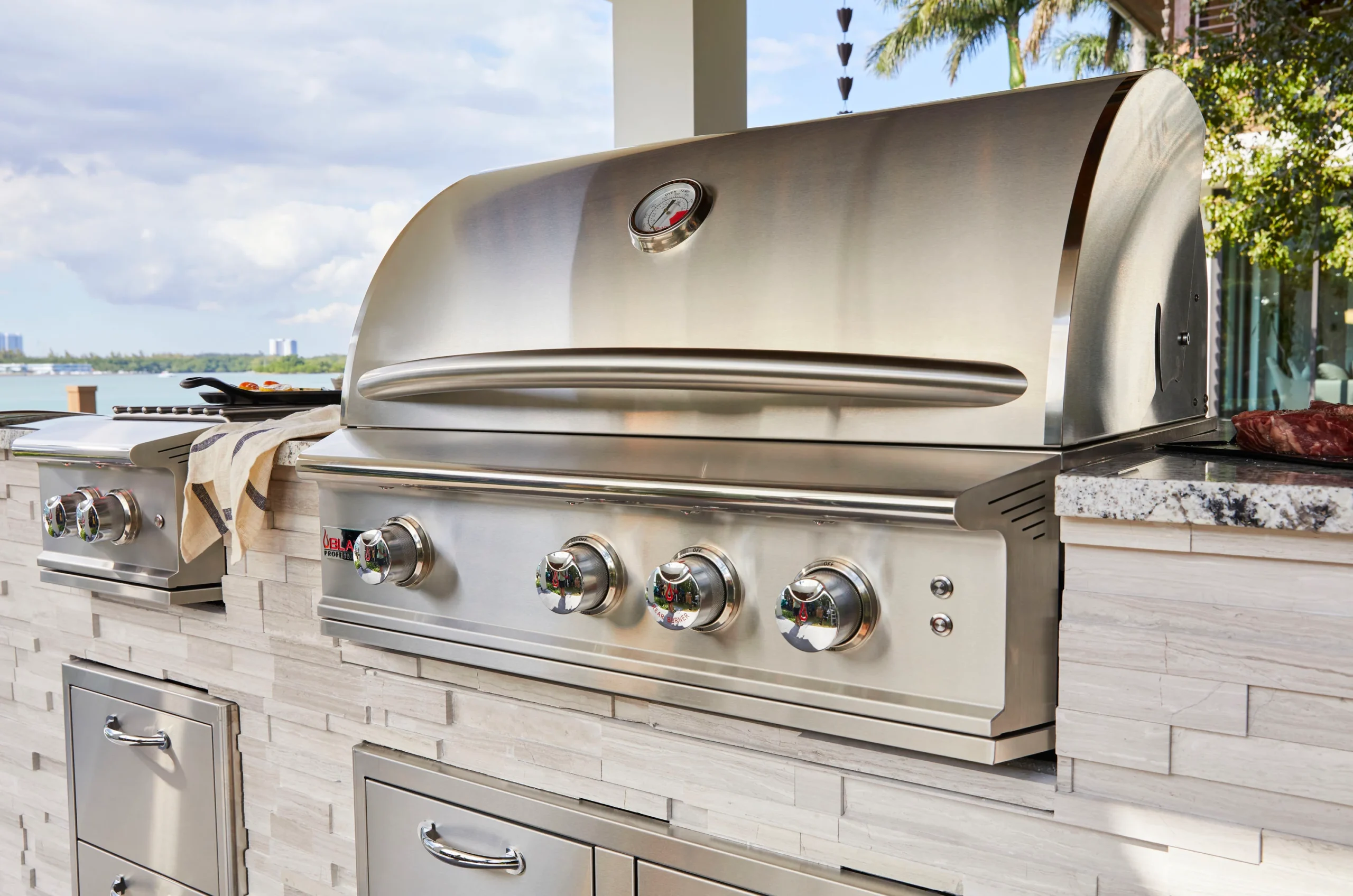 SHOT_02_Outdoor_Kitchen_Lifestyle_0256-large